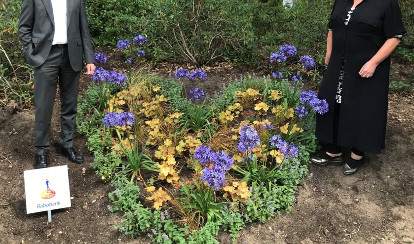 Het bloemenhart werd op veilige afstand 'overhandigd'. Foto: PR