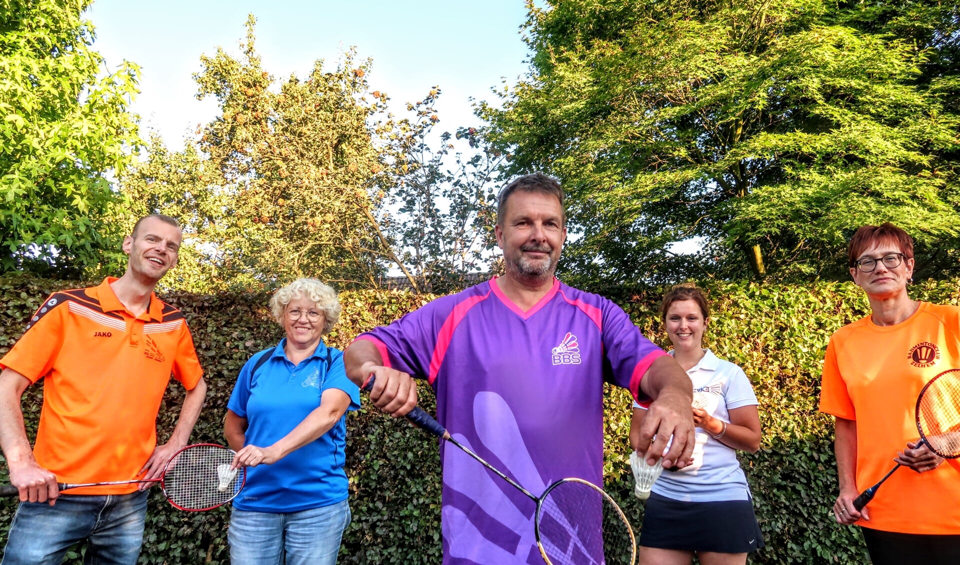 Hans Zweverink (midden) toont het shirt van de nieuwe badmintonvereniging Bronckhorst Badmintont Samen (BBS). Hij wordt geflankeerd door v.l.n.r. Peter Annevelink (Flash Vorden), Sylvia Breukink (BCS Steenderen), Nienke Onstenk (HBC Hengelo) en Elly Hof (BC Zelhem). Foto: Luuk Stam