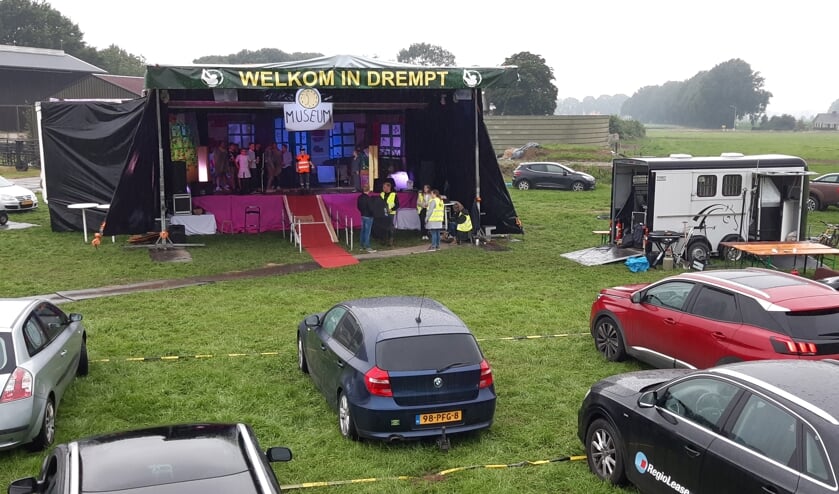 De drive-in musical van groep 8 van De Klimtoren in Drempt: een podium op twee trailers in een weiland zodat ouders, broertjes en zusjes vanuit hun auto veilig naar het podium kunnen kijken. Het geluid was via een digitale frequentie te beluisteren. Foto: Ceciel Bremer