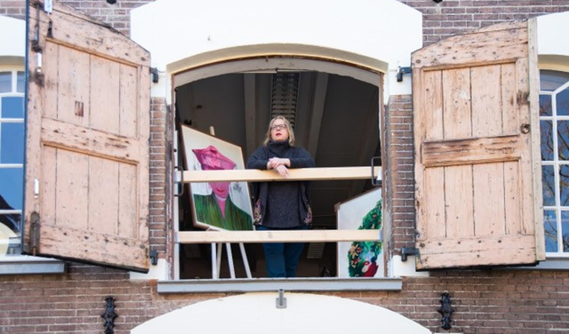 Kunstenaar Edith Meijering in haar atelier aan de Kolenstraat 27.