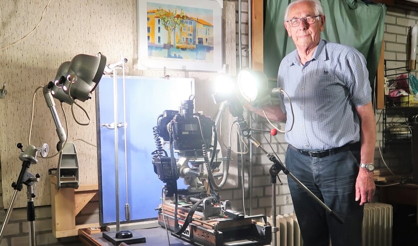 Henk Bieleveld, in zijn hobbyruimte bij de tafel 3D macrofotografie. Foto: Theo Huijskes