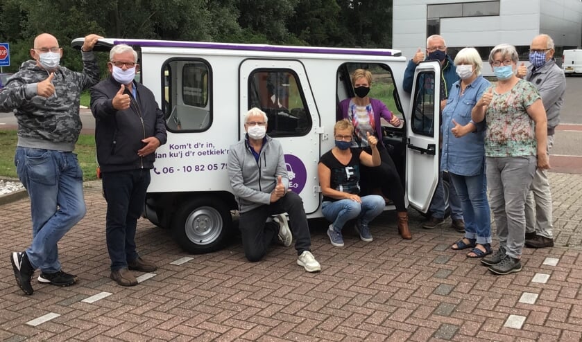 De vrijwilligers van de electrocar dragen allemaal een mondkapje tijdens de rit, net als de passagiers. Foto: PR