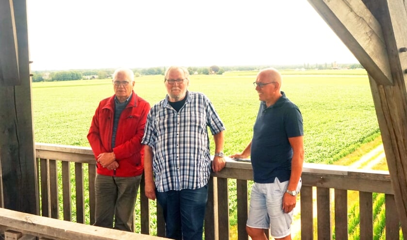 Vertegenwoordigers van de Canon Neede: (vlnr) Mans Koster (VVV), Rens van der Heijden (HKN) en Inus Westhoff (GRN) op de uitkijktoren van Neede. Foto: Henk Bolster