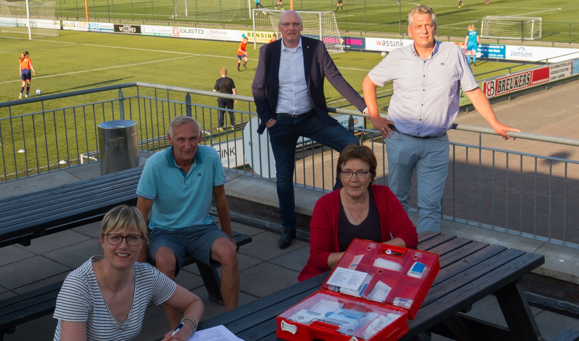 Bestuursleden SSB en EHBO Winterswijk ondertekenen overeenkomst. Foto: PR FC Trias