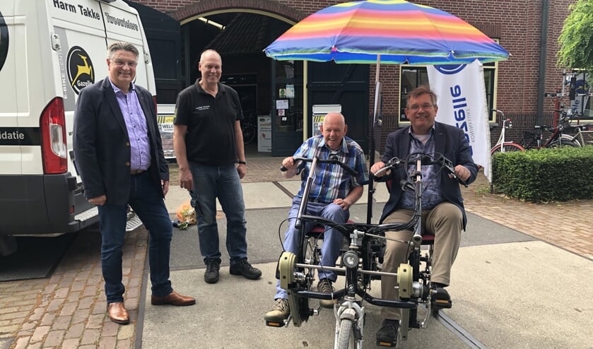 Jan Hollander en wethouder Joop Wikkerink fietsen samen het eerste - 'corona-proof' - rondje op de duofiets. Foto: PR