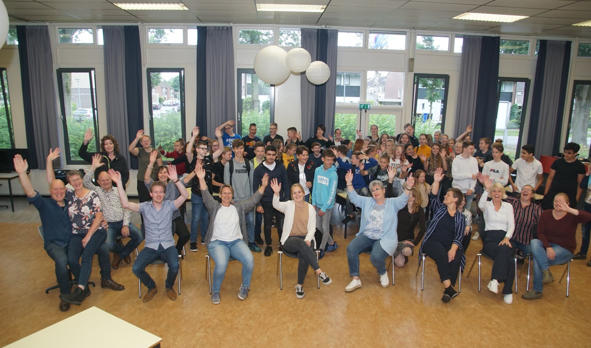 De leerlingen en de collega's zwaaien Resie Overgoor-Rexwinkel (midden, met lichtblauw vest) uit. Foto: Frank Vinkenvleugel