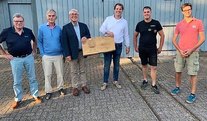 De cheque t.w.v. 3 duizend euro wordt aangeboden. Foto: PR