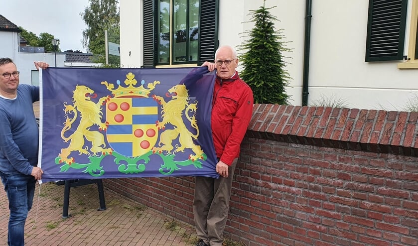Mans Koster en Herbert Leussenkamp met het Wapen van Neede. Foto: Rob Weeber