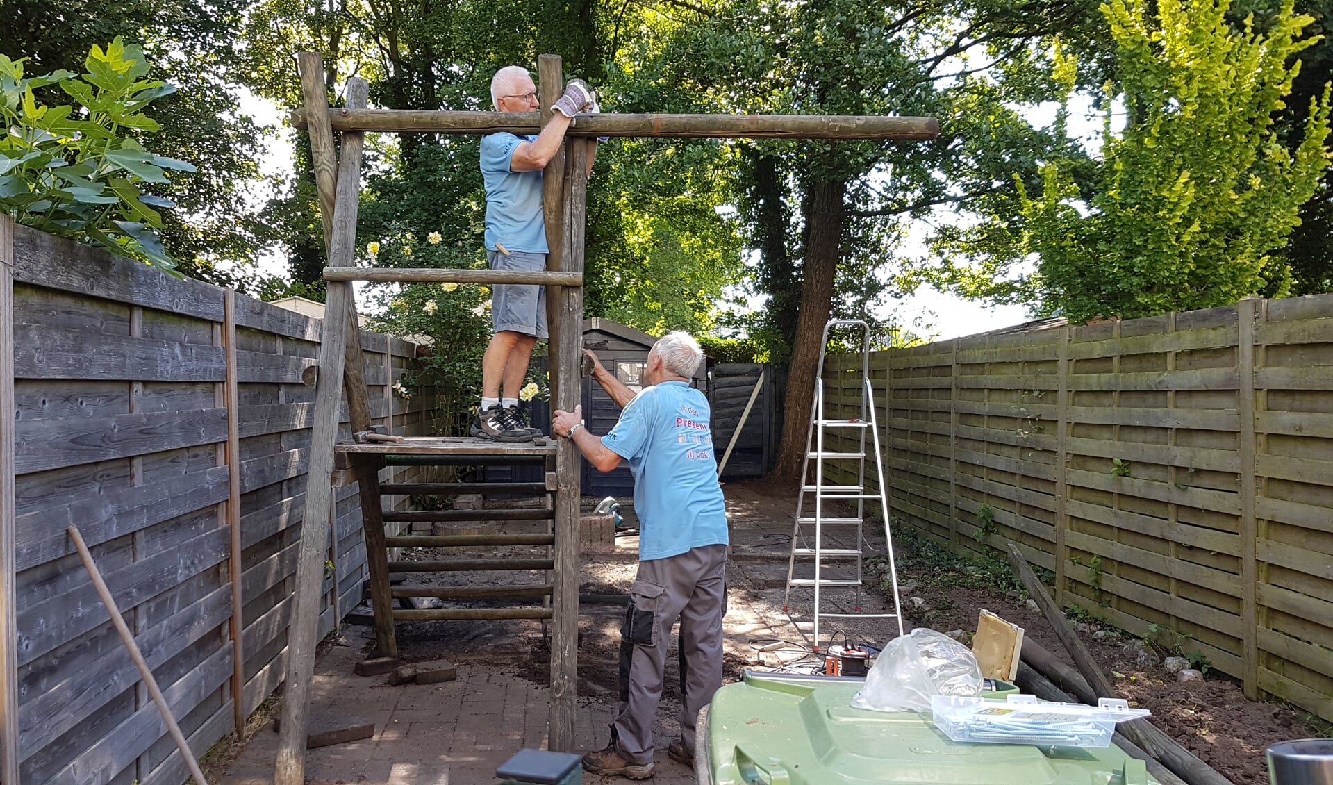 Het speeltoestel met glijbaan wordt in Winterswijk weer opgebouwd. Foto: Present Winterswijk