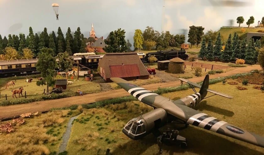 Gerrit Hulshof heeft onder meer aan de Hollandse baan, die gebaseerd op op 75 jaar bevrijding, een Dakota vliegtuig met daar achter een Horsa zweefvliegtuig en een horsazwever, die geland is op de heide, toegevoegd.Foto: PR.