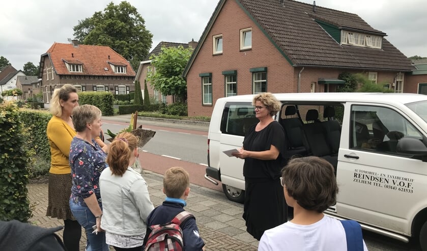 Met weemoed, bloemen, bon en een lokaal drankje namen dankbare ouders afscheid van Sylvia Reindsen. Foto: PR