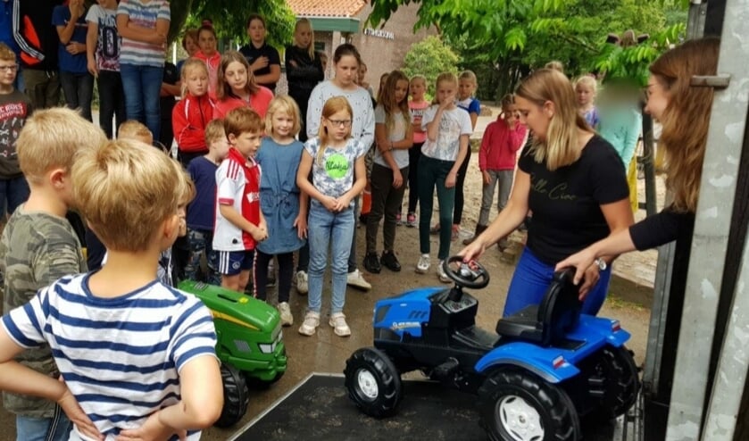 De juffen zijn blij met 'hun' cadeau. foto: Leslie Schuurman