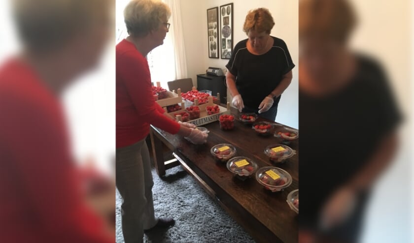 Vorige week was de huiskamer van een van de bestuursleden van de Zonnebloem-afdeling Steenderen opnieuw het decor voor het maken van een attentie voor de gasten. Foto: PR