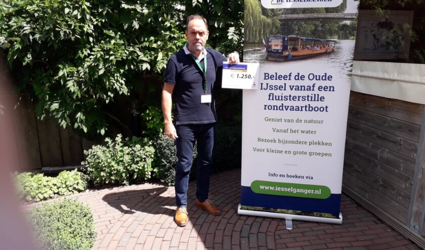 Een cheque van de Rabobank voor de Ysselganger. Foto: PR