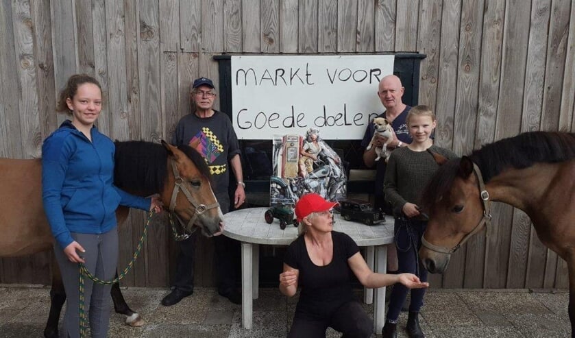 De organisatie samen met twee meiden van Stal De Lange Weg. Foto: PR