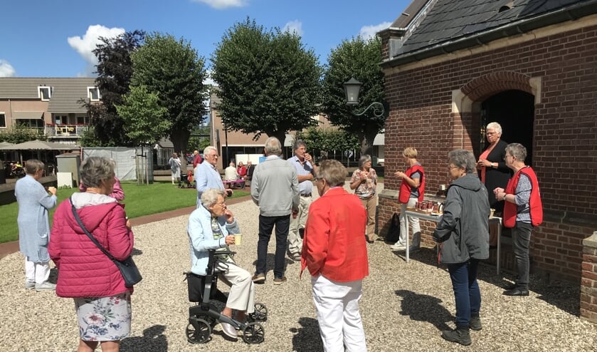 Bij de Lambertikerk drinken de kerkgangers buiten koffie. Foto: PR