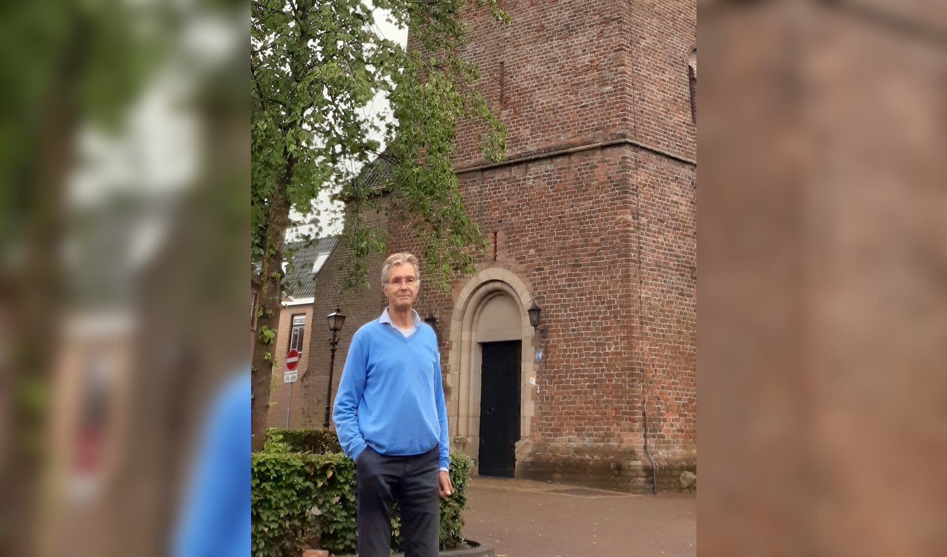 Ab Boers voor de Dorpskerk in Vorden: “Ik vind het bijzonder dat deze kerk door de eeuwen heen zoveel heeft betekend voor zoveel mensen.” Foto: Ceciel Bremer