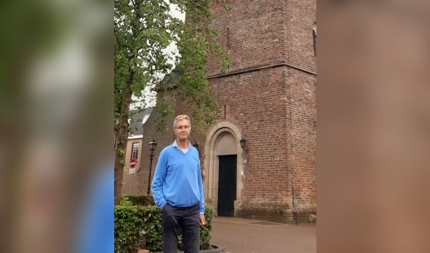 Ab Boers voor de Dorpskerk in Vorden: “Ik vind het bijzonder dat deze kerk door de eeuwen heen zoveel heeft betekend voor zoveel mensen.” Foto: Ceciel Bremer