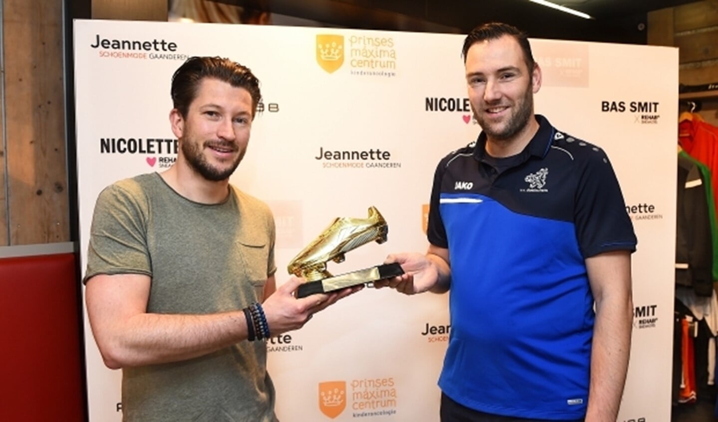Dane Starink (links) reikt de Gouden Schoen uit aan Piet Ratsma.