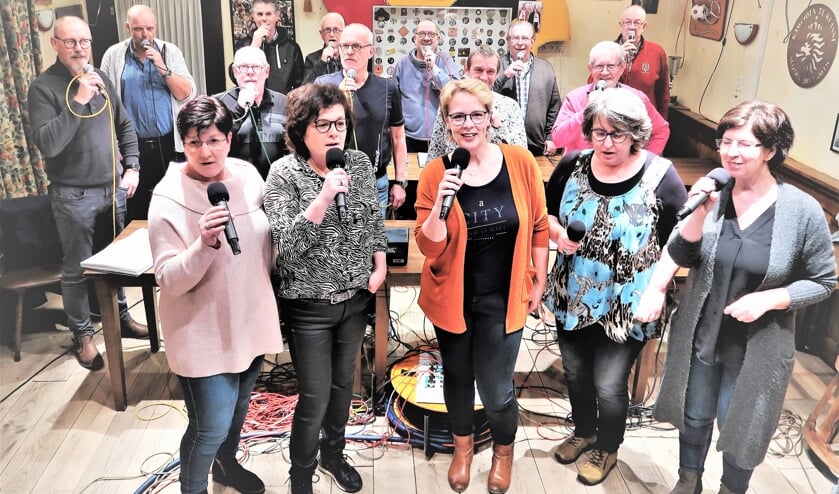 Een repetitie van De Grolse Hofzangers en Colorful voor een gezamenlijk optreden, dat vanwege de coronacrisis geen doorgang kon vinden. Foto: Theo Huijskes