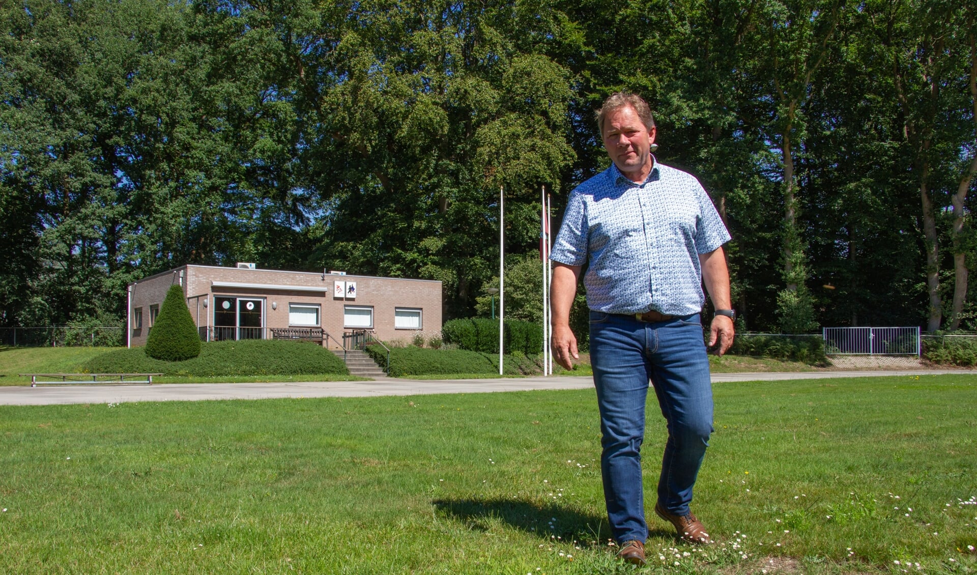 Peter van Drunen bij het verenigingsgebouw PSVR in Oosterbeek, waar dit jaar geen Airborne Wandeltocht start. Foto: Liesbeth Spaansen