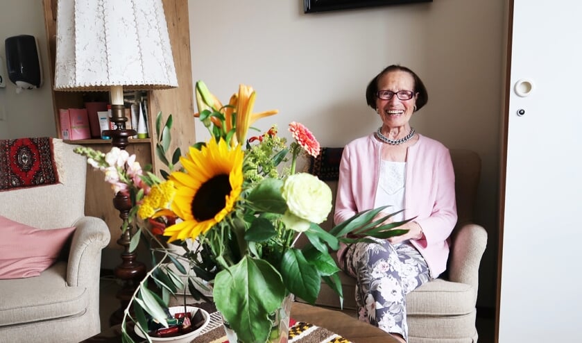 Marietje Wiesman, zittend in haar kamer in woonzorgcentrum De Molenberg. Foto: Theo Huijskes