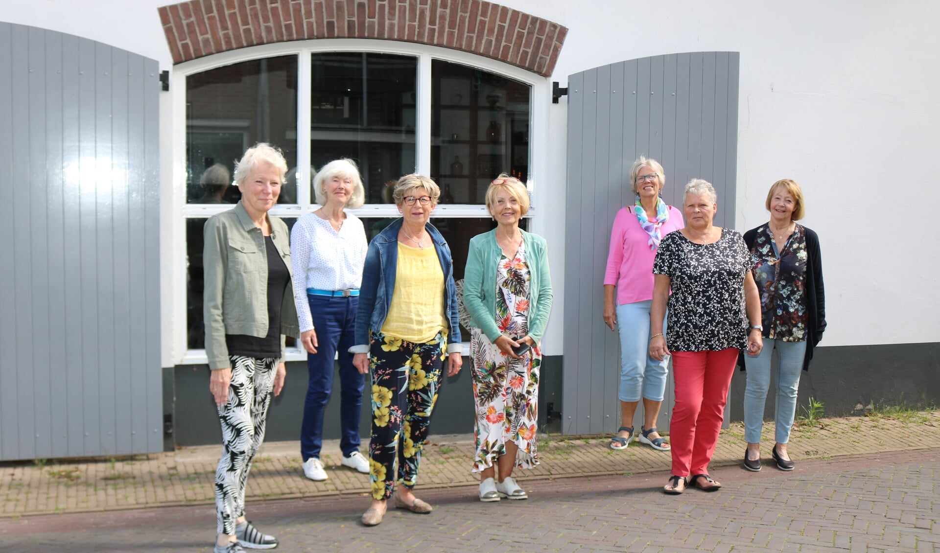 Enkele vrijwilligers van het Alzheimer Café voor het zaaltje van Eetcafé Scholten. Foto: Arjen Dieperink