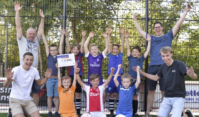 Het jeugdteam onder 9-2 bij de uitreiking van de cheque op het pannaveld. Foto: ZZC '20