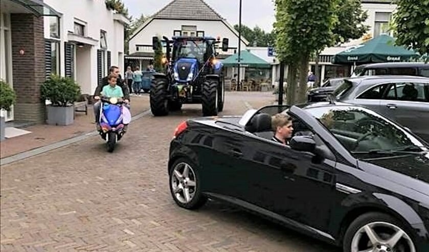 In verschillende voertuigen werden de kinderen van groep acht van de Dorpsschool naar de première van hun film 'Hotel!' gebracht. Foto: PR