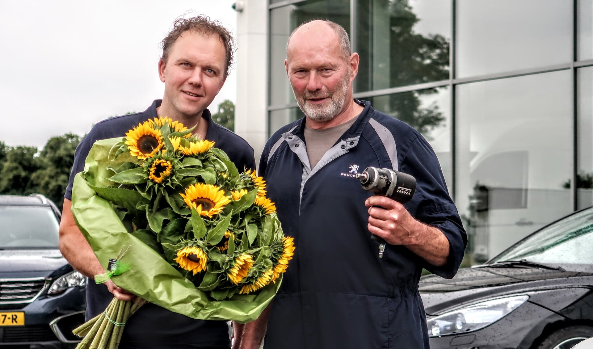 Niels de Greef en Fons Wiegerinck werken beiden al 25 jaar voor het Hengelose autobedrijf Ridderhof. Foto: Luuk Stam