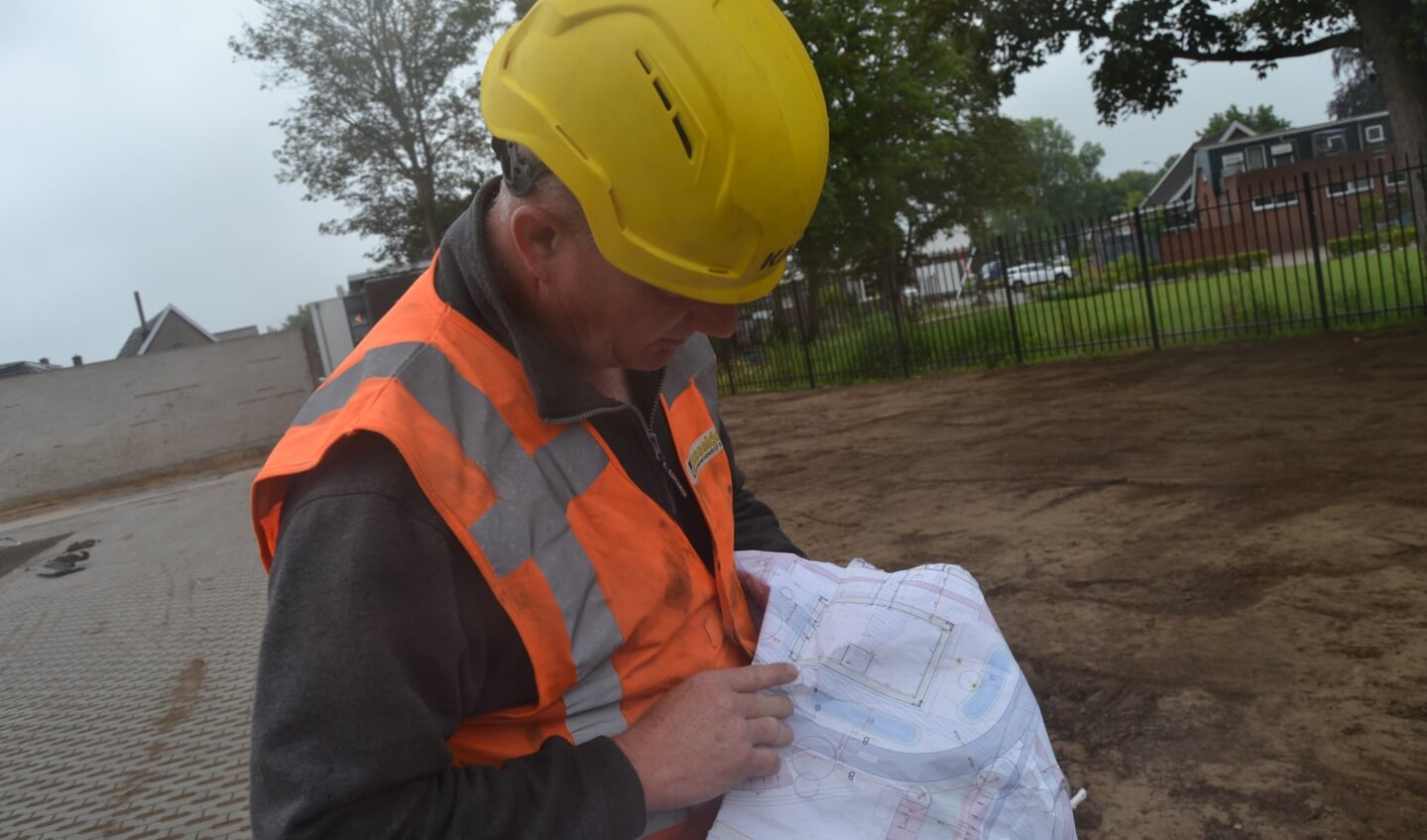 Wim Arentsen bekijkt de tekening van het grondwerk. Foto: Karin Stronks