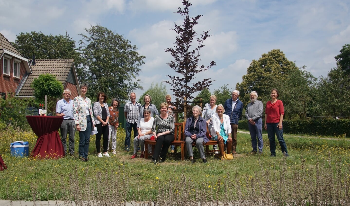 Het gezelschap dat aanwezig was bij de officiële overdracht. Foto: Frank Vinkenvleugel