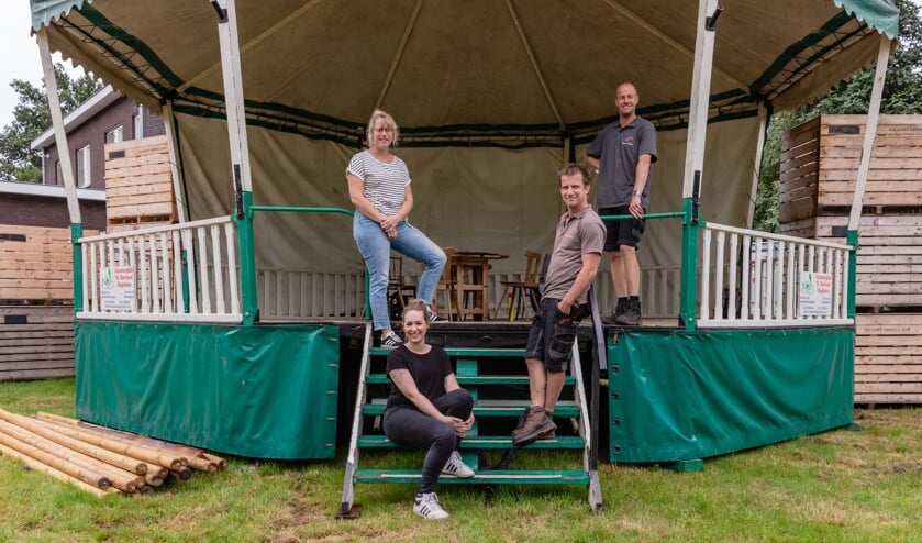 Anja Onstenk (linksboven), Luc Domhof (midden rechts), Dave Holkenborg (rechts) en Nienke Penterman (zittend) vormen de organisatie van het Openluchttheater Lichtenvoorde. Foto: PR Openluchttheater Lichtenvoorde