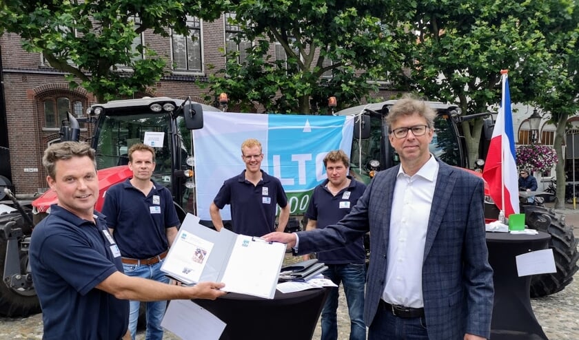 Voorzitter Robbert Haijtink (links) van LTO-Noord, afdeling Achterhoek-Noord overhandigt de ingezamelde handtekeningen aan wethouder Henk van Zeijts. Foto: Henri Bruntink