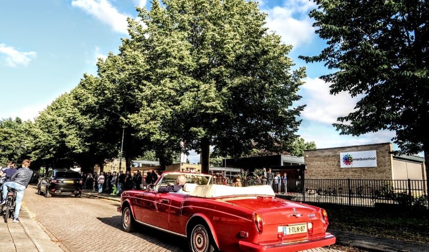Na een ronde door het dorp kwamen de leerlingen aan bij school. Foto: Luuk Stam
