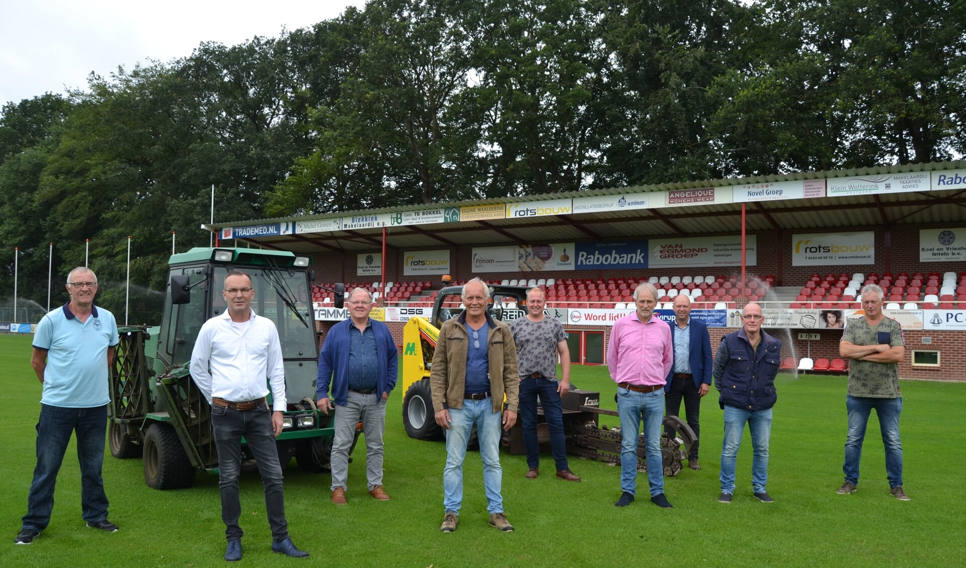 Vrijwilligers legden de beregeningsinstallatie aan. Foto: Karin Stronks