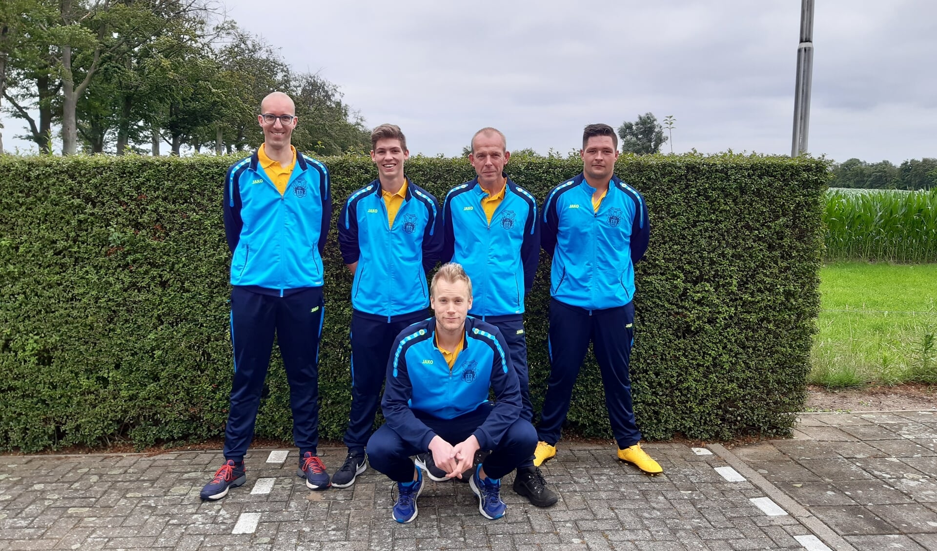 het eerste team van KV Zwolle, staand van links naar rechts: Niek Smeenk, Tim te Bogt, André Rooks en Ramon Halleriet. Zittend voor Jurgen te Brake. Arno te Brake was verhinderd op het fotomoment en ontbreekt daarom deze foto. Foto: PR