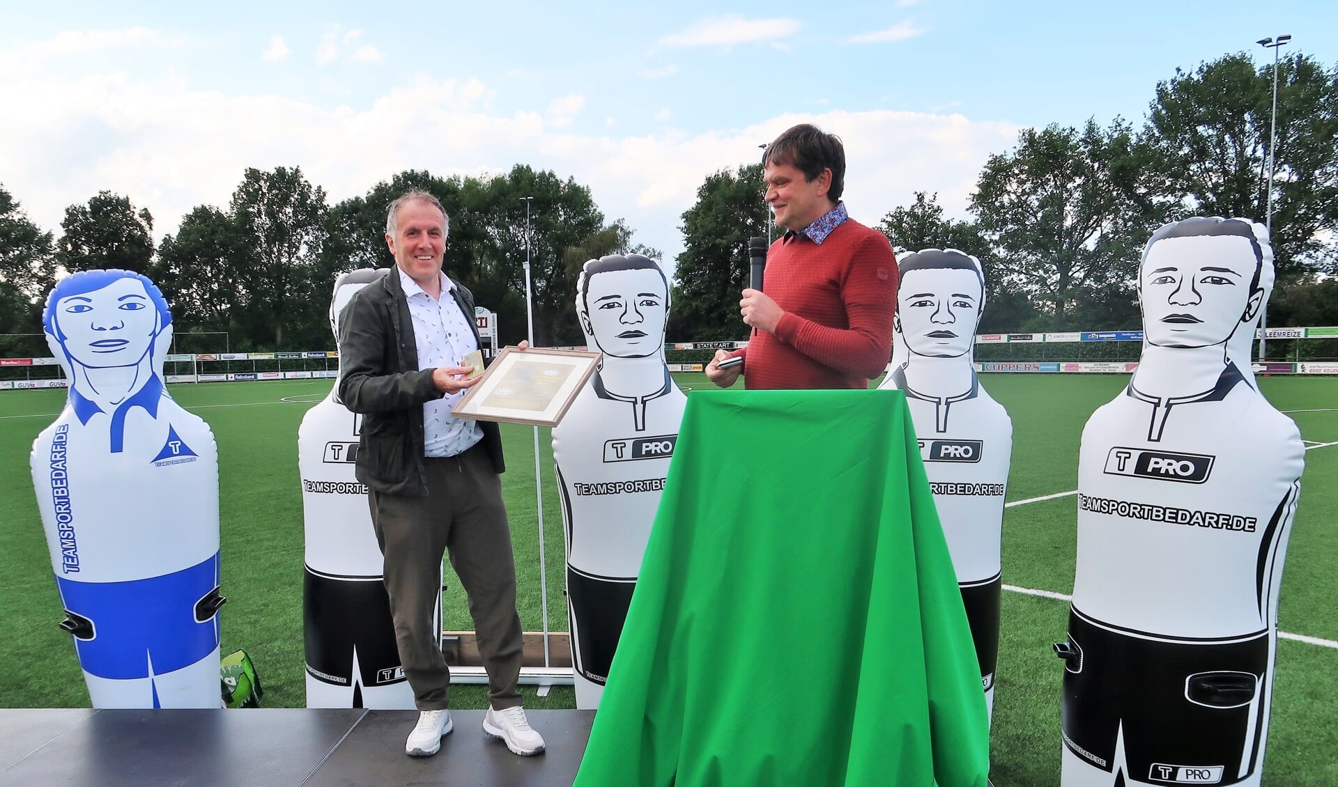 RKZVC-voorzitter Johnny Cuppers overhandigt scheidend trainer Laurens Knippenborg een gouden seizoenkaart voor het leven. Foto: Theo Huijskes