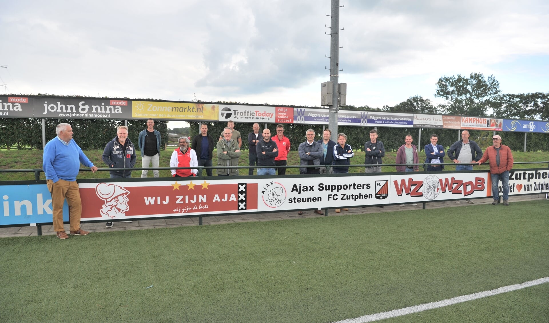 De aanwezige sponsoren bij het nieuwe sponsorbord. Foto: Hans ten Brinke