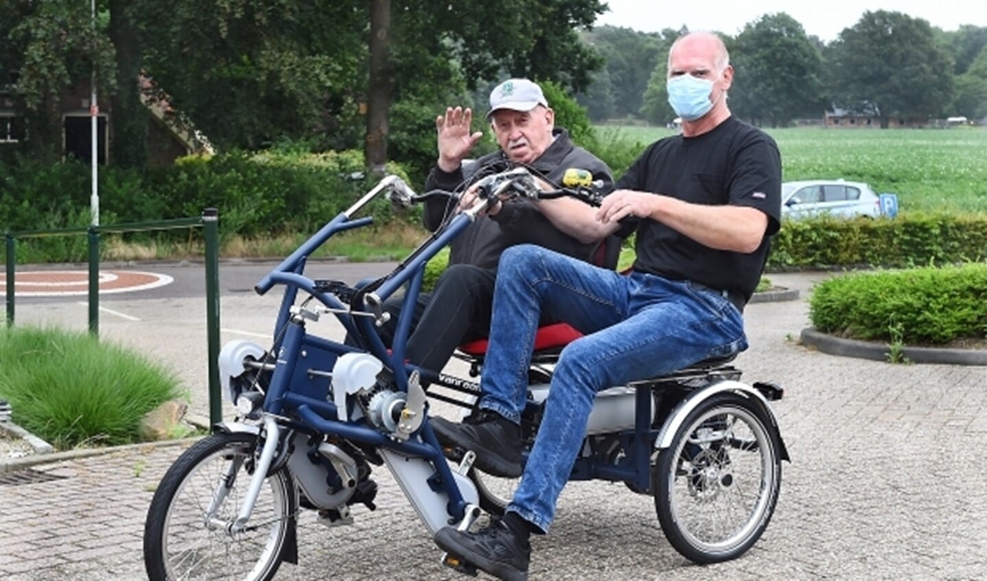 Roelof de Wit met zijn vader Chris op de nieuwe duofiets voor Den Ooiman. (foto Roel Kleinpenning)