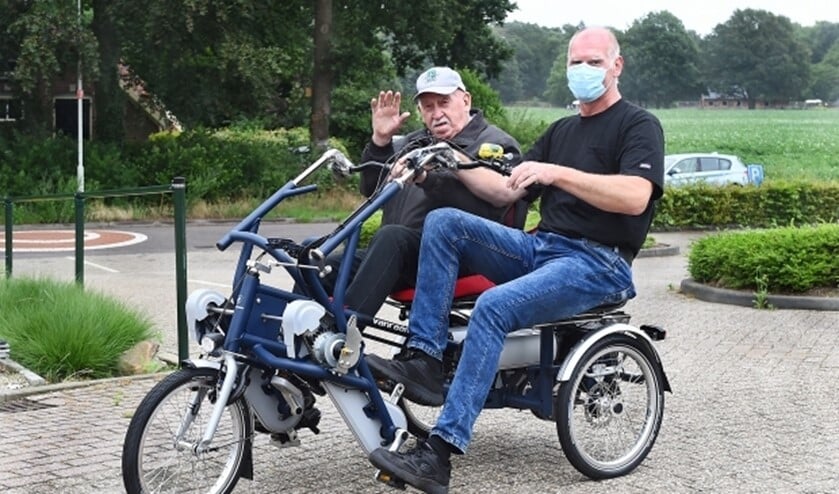 Roelof de Wit met zijn vader Chris op de nieuwe duofiets voor Den Ooiman. (foto Roel Kleinpenning)