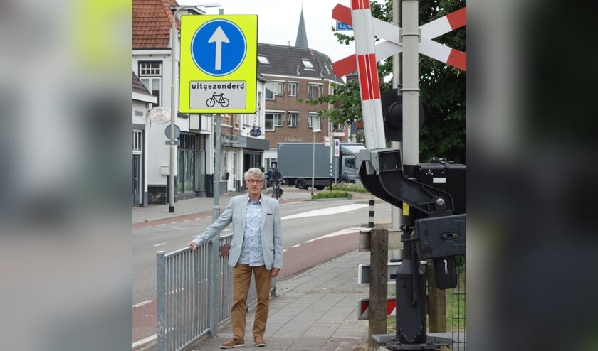 Cor Verhaaff bij het bord dat duidelijk aangeeft dat autoverkeer rechtdoor moet. Foto: Clemens Bielen