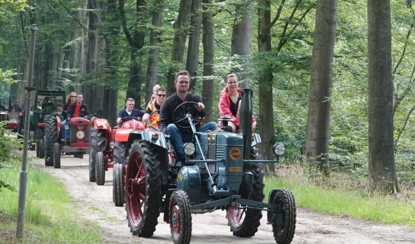 Zo'n 45 deelnemers met een variatie aan oude trekkers nam deel aan de eerste AA toertocht. Foto: Achterhoekfoto.nl/Gradus Derksen