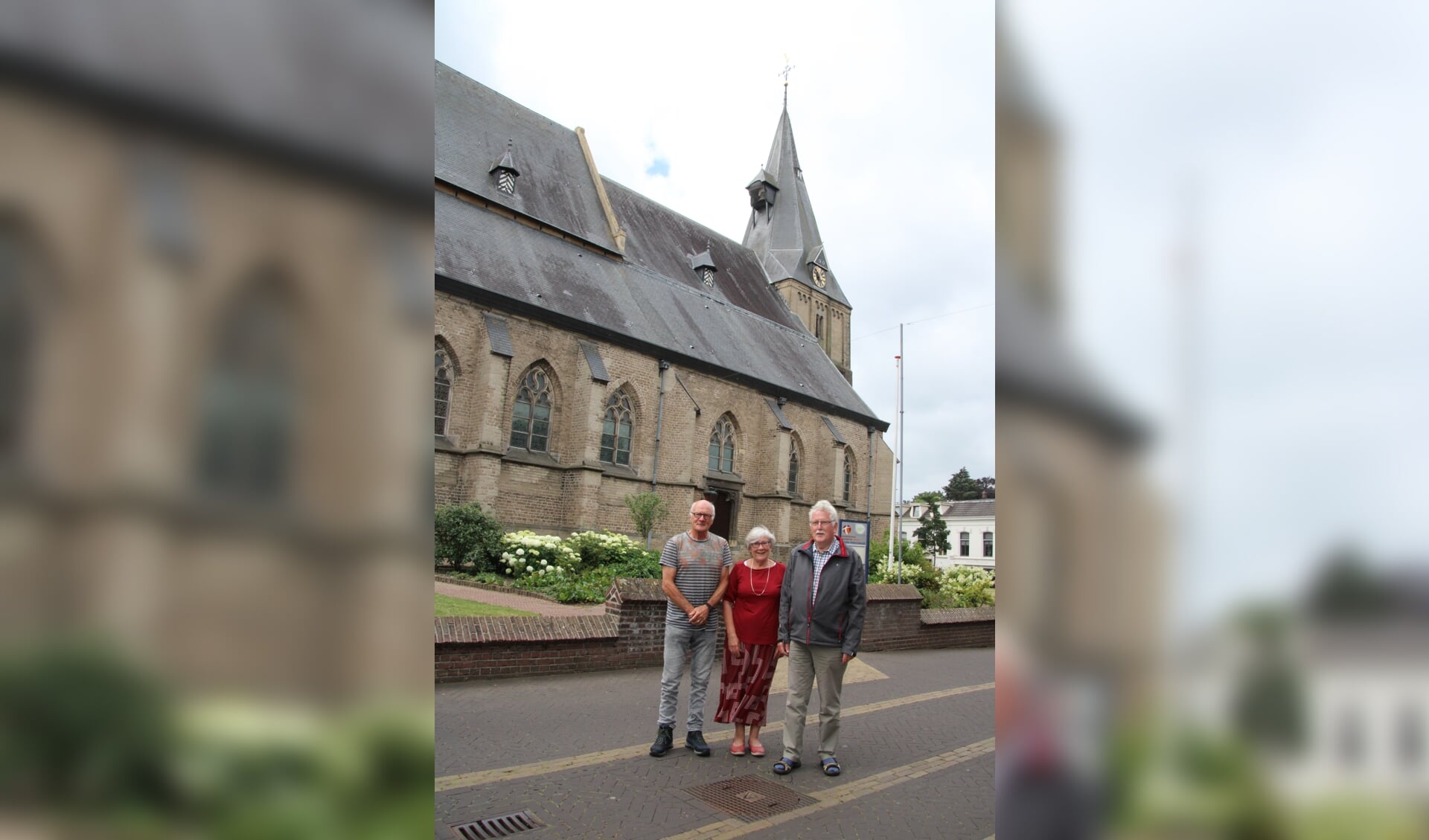 Joop Lubbers, Tia van der Schoot en Harm Veldhuis bij de Oude Helenakerk. Foto: Lydia ter Welle