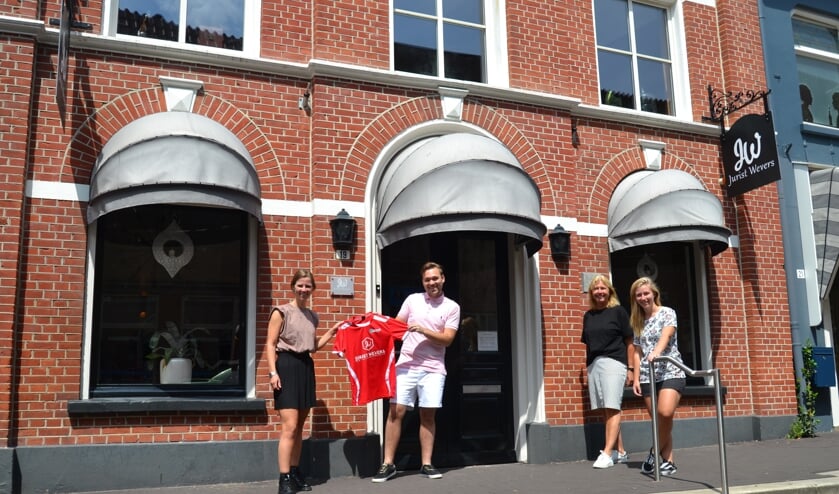 Van links af Bernadet Navis, sponsor Kevin Wevers, Wendie vaags en Jennifer Wevers. Foto: Karin Stronks