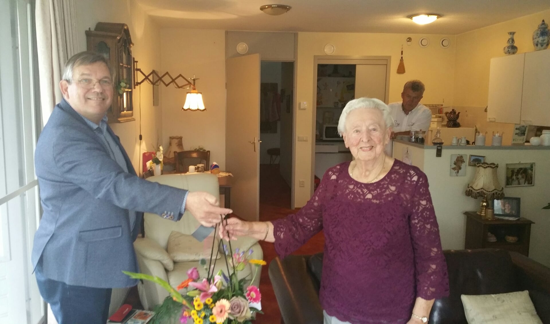 Doortje Rave ontvangt bloemen uit handen van wethouder Joop Wikkerink. Foto: Bart Kraan