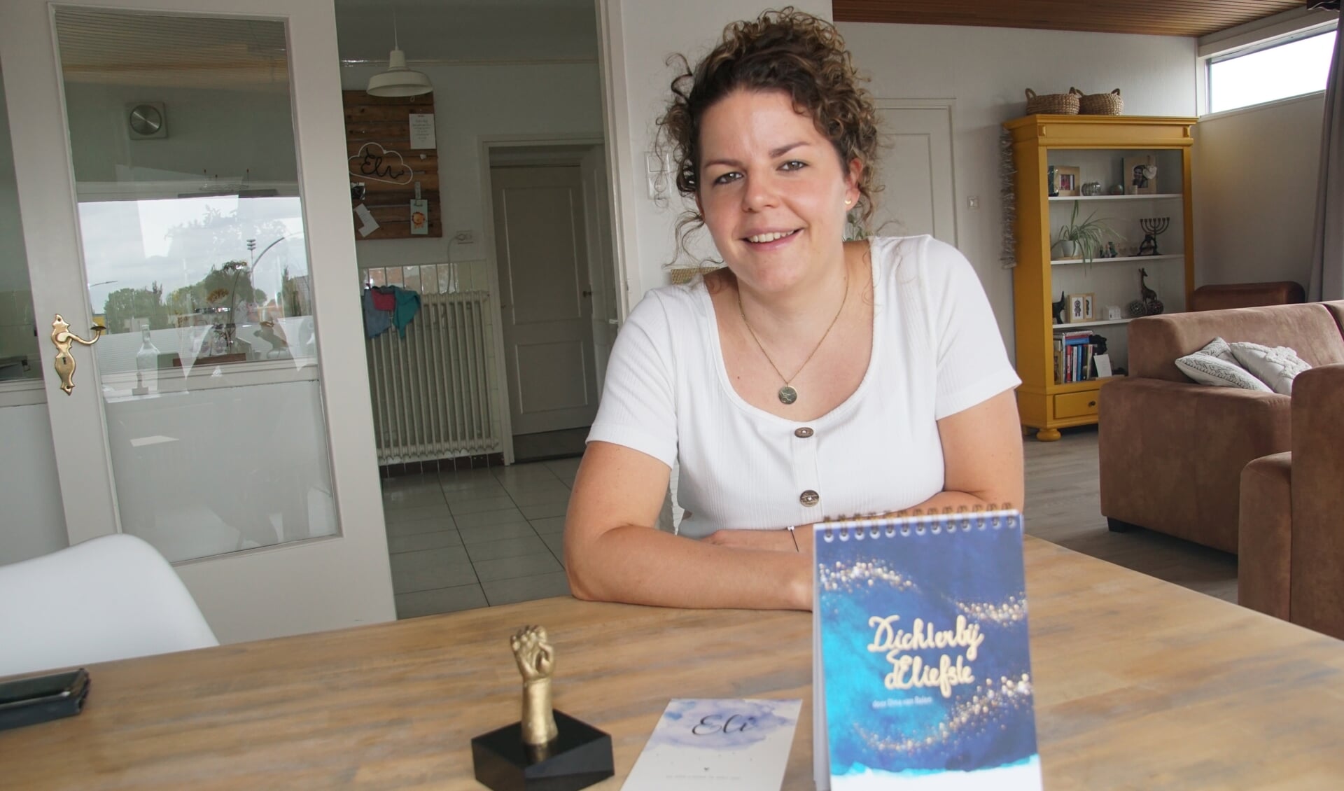 Dina van Balen met haar gedichtenbundel. Foto: Frank Vinkenvleugel