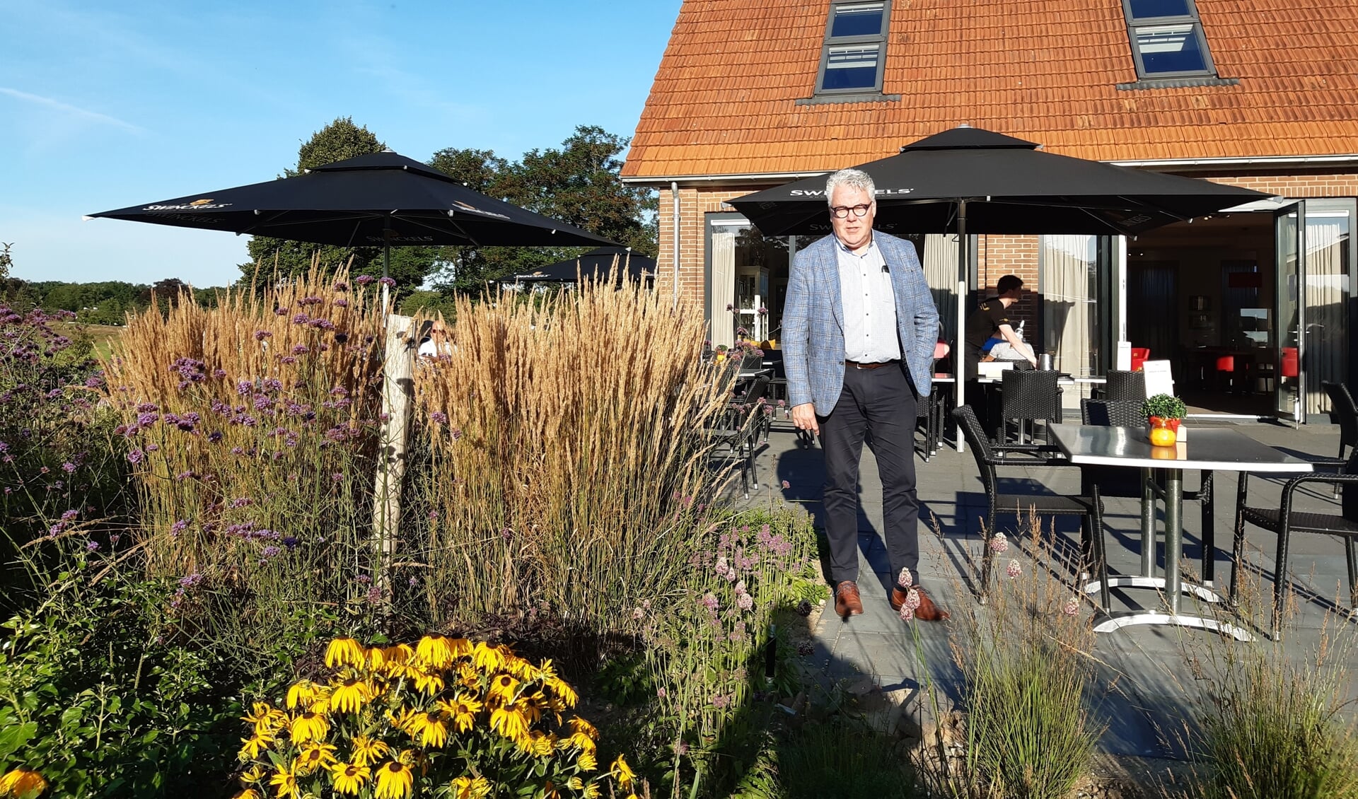 Michaël Hazersloot op het terras van De Keppelaer: “Het zou mooi zijn als Brasserie De Keppelaer een ontmoetingsplek wordt voor dorpsgenoten.” Foto: Ceciel Bremer