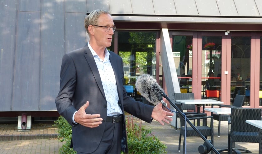 Verkenner Marcel Daniëls praat met de pers over de toekomst van SKB en Sz. Foto: Bernhard Harfsterkamp