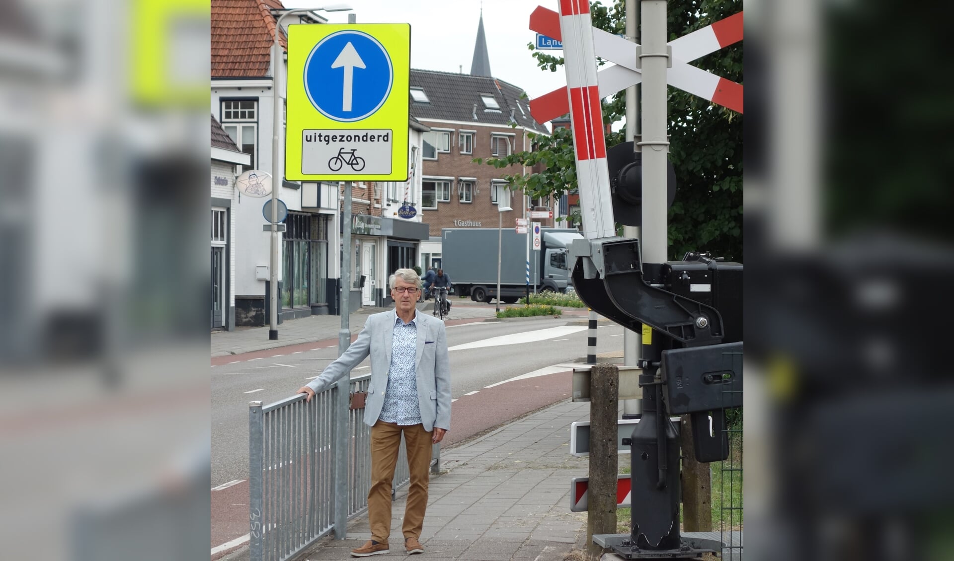 Cor Verhaaff bij het bord dat duidelijk aangeeft dat autoverkeer rechtdoor moet. Foto: Clemens Bielen
